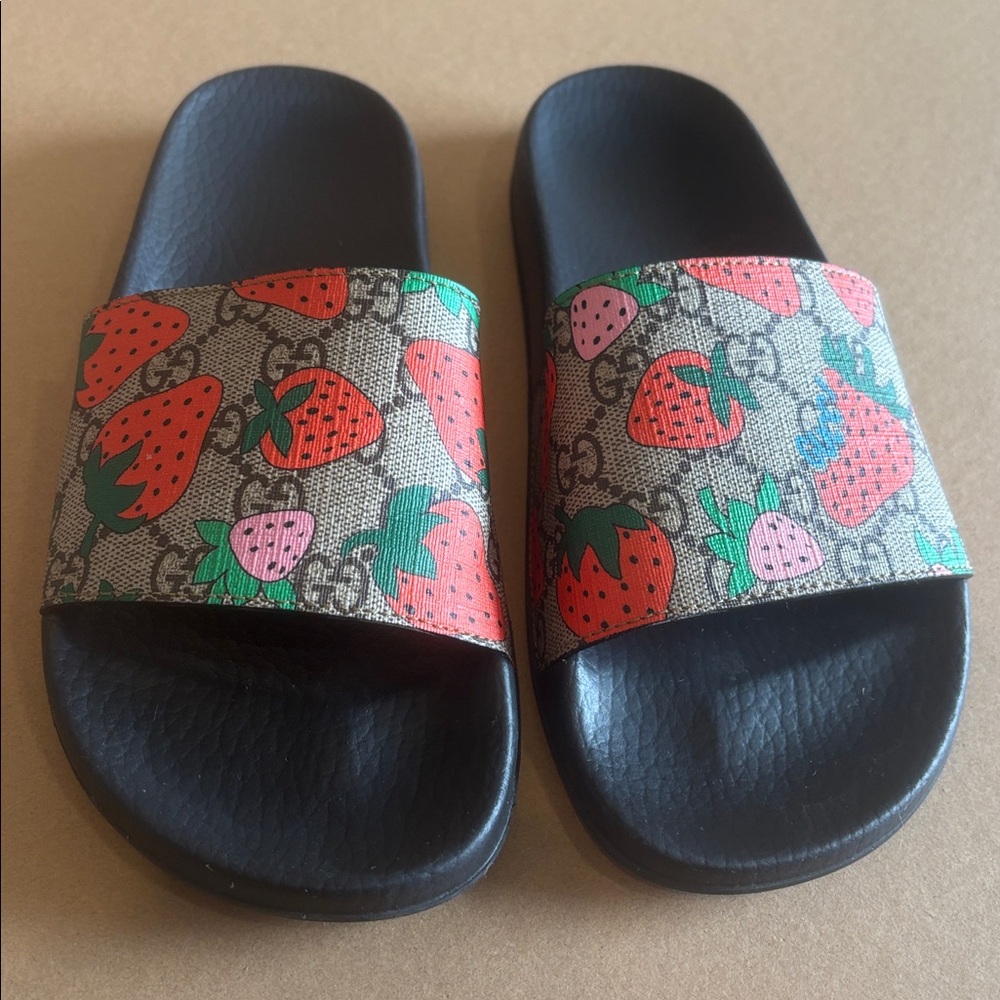 Authentic Gucci GG Strawberry Print Slides - Picture 2 of 6